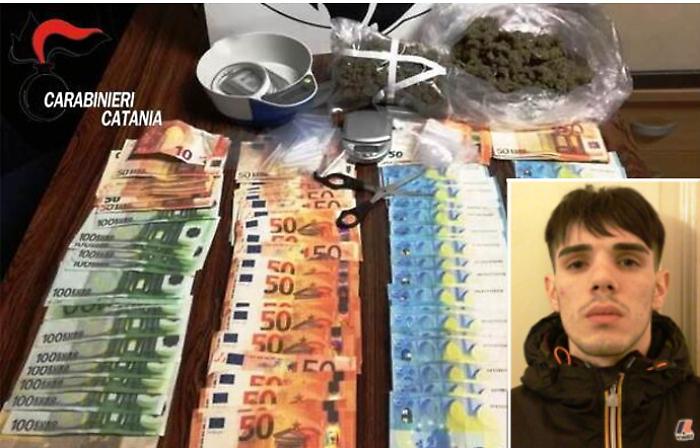 Catania, spacciava a casa con il braccialetto elettronico