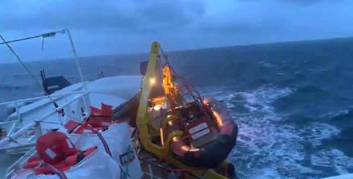 Migranti, la Sea Watch al largo di Siracusa. Il sindaco: &laquo;Accogliamoli&raquo;. Toninelli: &laquo;No!&raquo;