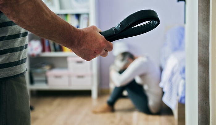 Botte alla compagna, ai figli e alla figliastra: arrestato a Calatabiano