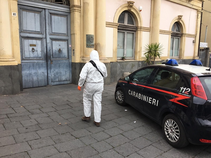 Giarre, ladri di notte al Comune e da forziere portano via 13 pistole 