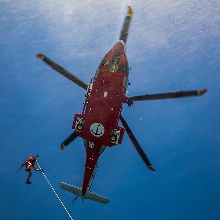 Partorisce in mare su traghetto diretto a Palermo: soccorsi arrivano dall'alto