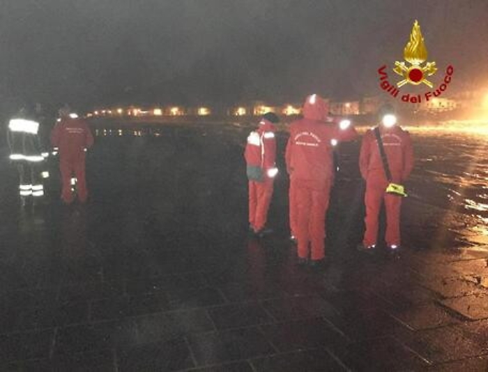 Dispersi in mare, cresce l'angoscia: ritrovati paraurti auto e un portafogli