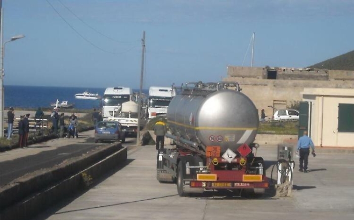 A Linosa manca benzina da 2 mesi: abitanti restituiscono tessere elettorali