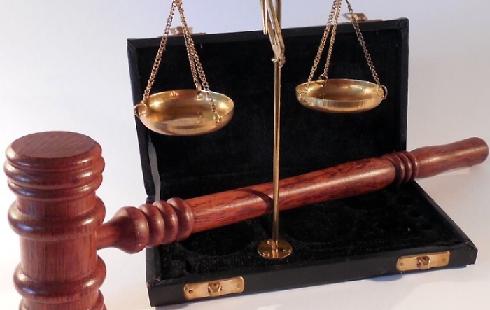 Diede fuoco alla moglie uccidendola, condannato all'ergastolo