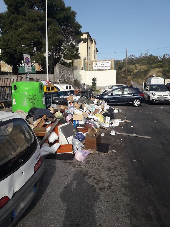 Catania: cumuli di rifiuti davanti la scuola Materna "Le Ginestre"