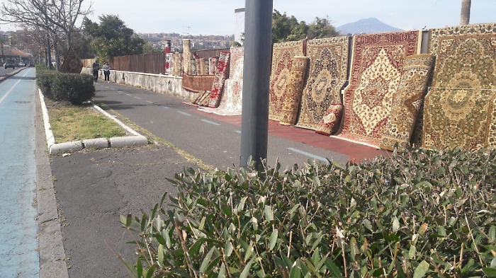 Catania, lungomare: parte del marciapiede occupato da tappeti