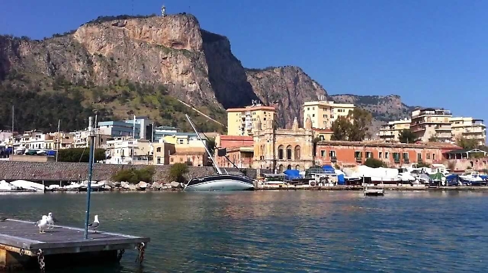 Palermo, gru finisce in mare e trascina due ragazzini: uno dei due era rimasto incastrato