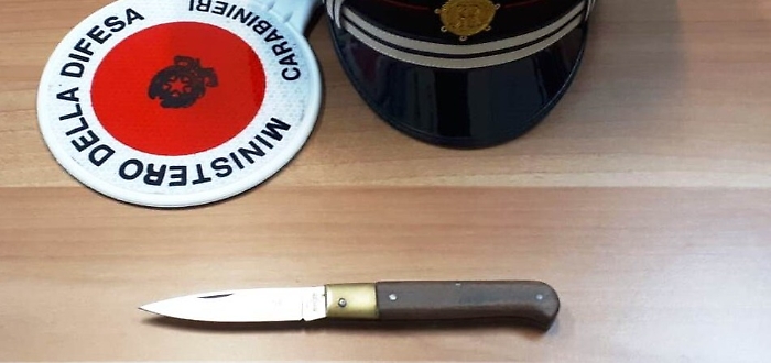 Si rifiuta di dargli auto e soldi per la droga: figlio minaccia di ucciderla