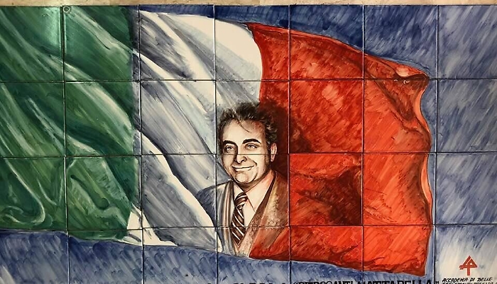 Un pannella raffigurante Piersanti Mattarella per il Liceo Odierna di Palma