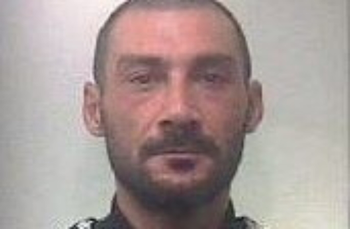 Scordia, lascia tracce di sangue durante furto in casa: ladro identificato