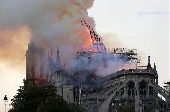 Incendio Notre Dame, fiamme alimentate da tetto ligneo