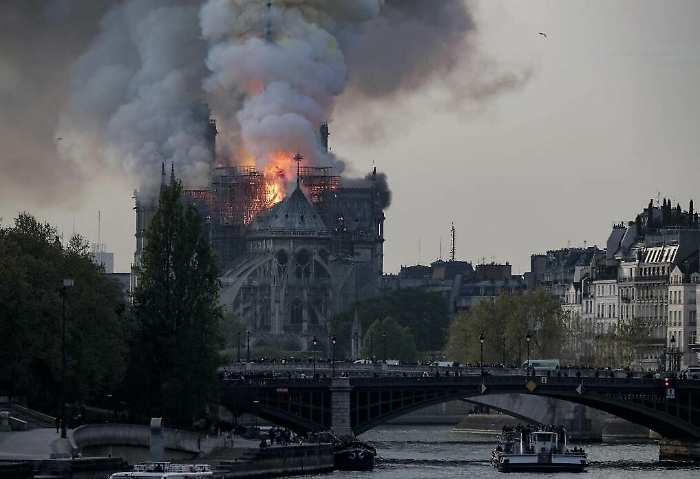 Notre Dame non c'&egrave; pi&ugrave;, un incendio la devasta, il mondo &egrave; sotto choc