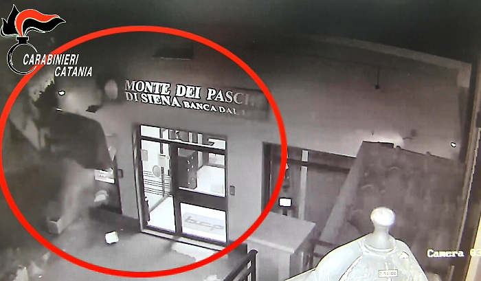 Furti di bancomat con "spaccate": sgominata una banda a Catania