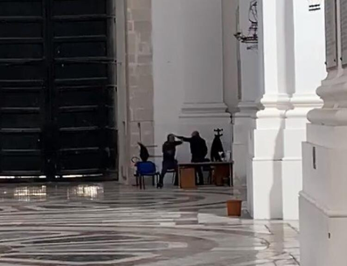 Catania, schiaffi e pugni in chiesa:il Comune sospende due dipendenti
