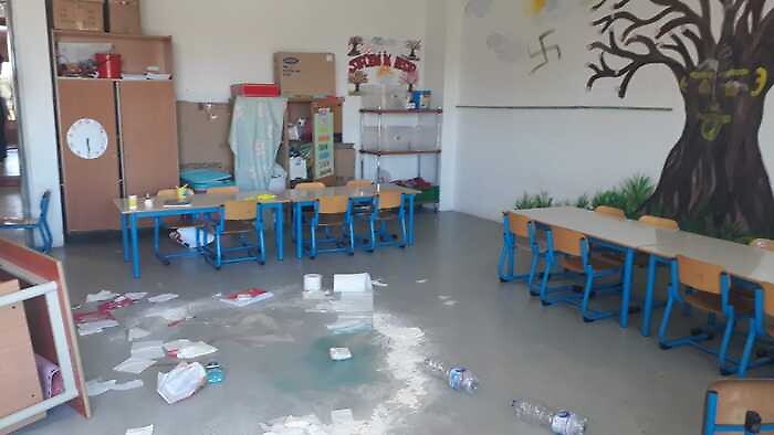 Patern&ograve;, svastiche e Stelle di David sui muri di una scuola