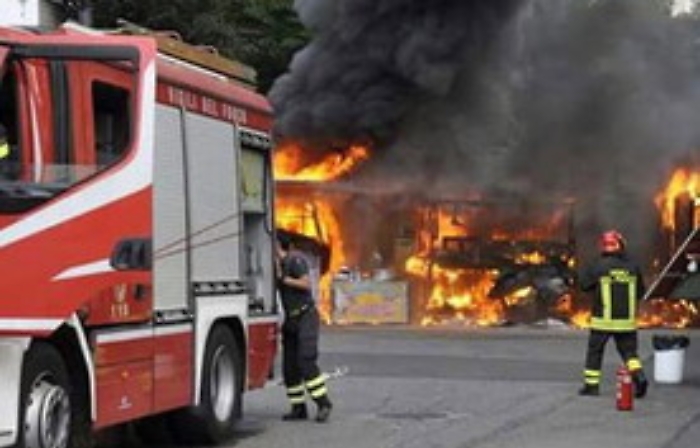 Priolo, dato alle fiamme un chiosco per i panino pronto ad aprire: &egrave; un avvertimento