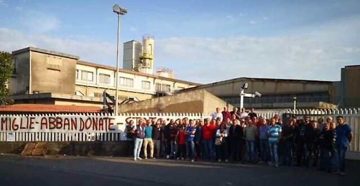 Chiusura Dacca, lavoratori occupano fabbrica ad Aci Catena