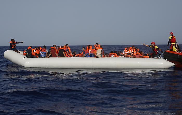 Migranti sbarcano a Lampedusa: Guardia costiera li soccorre