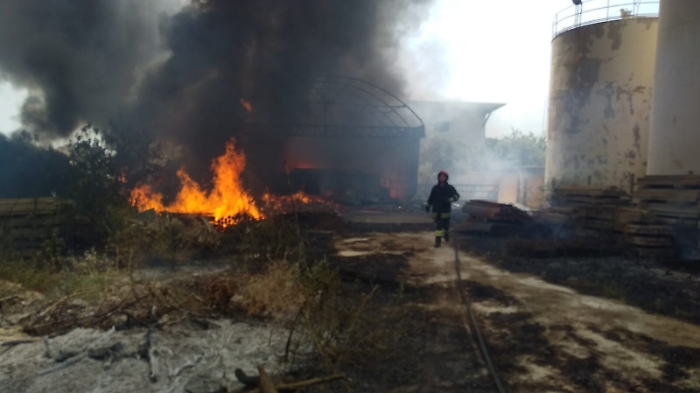 Vittoria, rogo nell'azienda vinicola dei fratelli Maggio: ingenti i danni
