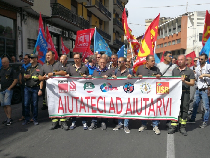 Catania, vigili del fuoco "stremati" da carenza di organico e mezzi inadeguati