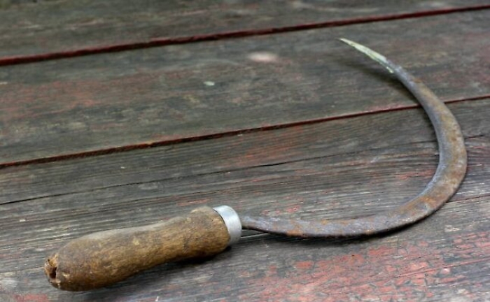 Patti, minaccia e aggredisce la moglie con una falce: arrestato