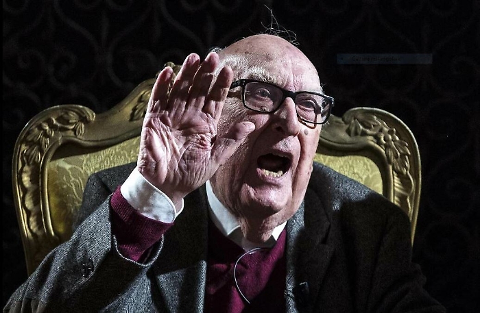 Le condizioni di Camilleri restano critichee Fiorello: &laquo;Avanti maistru, susemuni&raquo;