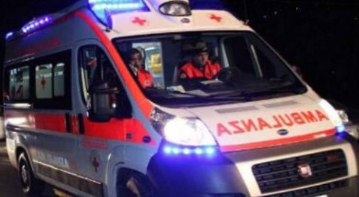 Messina, auto si ribalta e poi sbatte contro un palo: morta una 21enne