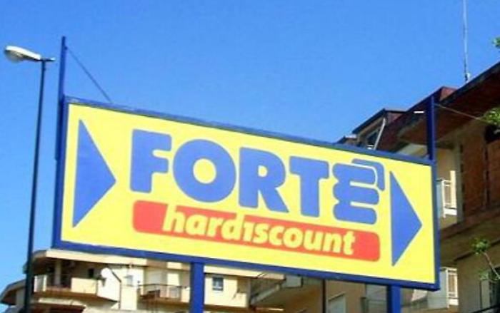 Gela, migrante sventa rapina in un supermercato: bandito arrestato