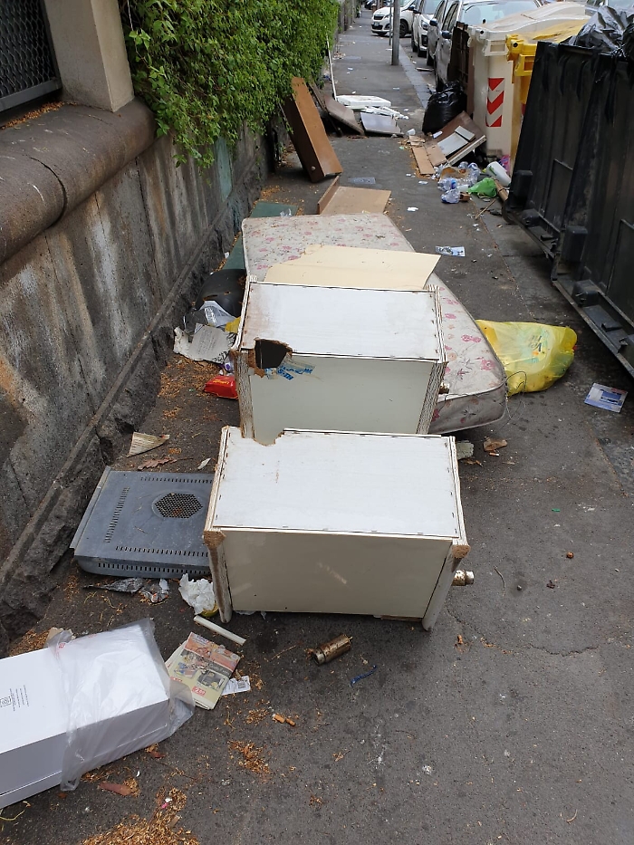 Catania, Via Duca degli Abruzzi: da ben 4 giorni "godiamo" di questo scenario