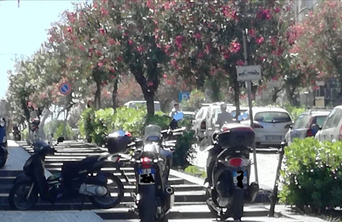 Catania, parcheggi in Via di Sangiuliano: "Che incivilt&agrave; e che arroganza!"