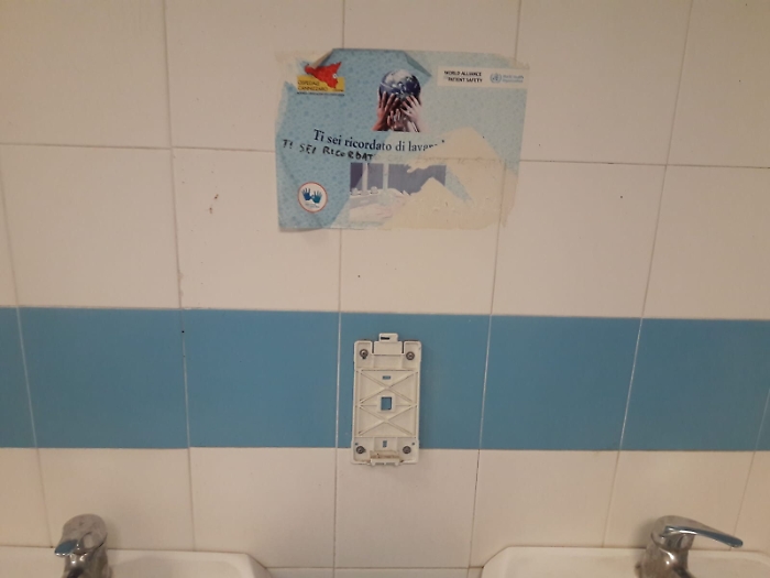 Catania, ospedale Cannizzaro: "Ti sei ricordato di lavarti le mani?"