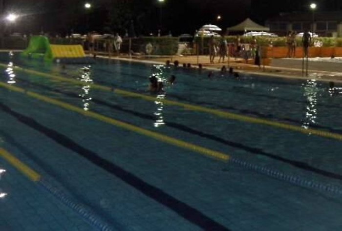 Siracusa, entrano nella piscina comunale di notte e fanno festa: denunciati