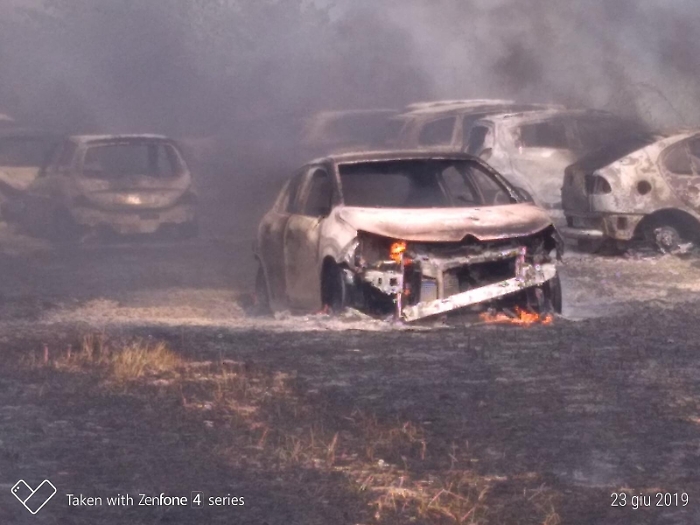 Incendio ad Eloro manda in fumo una cinquantina di auto