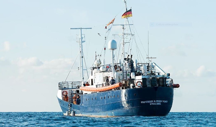 E si profila un altro braccio di ferro con la Sea Eye che ha soccorso 40 migranti. Salvini: &laquo;Porti chiusi&raquo;