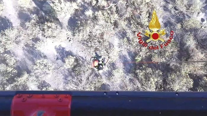 Vulcano: turista finisce in scarpata, recuperato dai vigili del fuoco