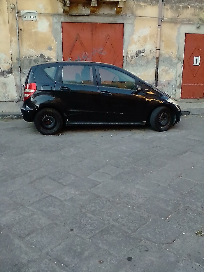 Adrano: Auto posteggiata da mesi in Piazza Avellino