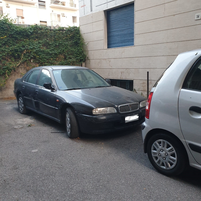 Catania: auto abbandonata da oltre 3 anni in Via Gaetano Sanfilippo