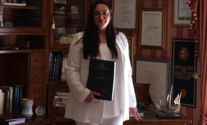 Fabiana Raciti, missione compiuta: si &egrave; laureata in Legge con una tesi dedicata al pap&agrave; Filippo, morto nel 2007