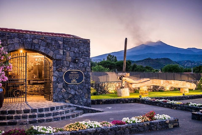 Calici di stelle sotto il vulcano con un omaggio alla Luna