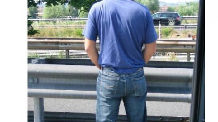 Gli scappa la pip&igrave; e la fa per strada: multato di oltre 3mila euro