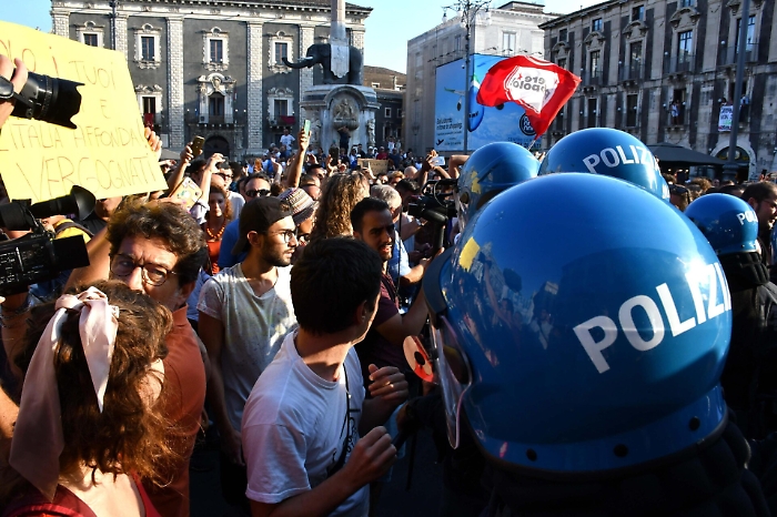 Salvini a Catania, lancio di oggetti contro l'auto del vicepremier
