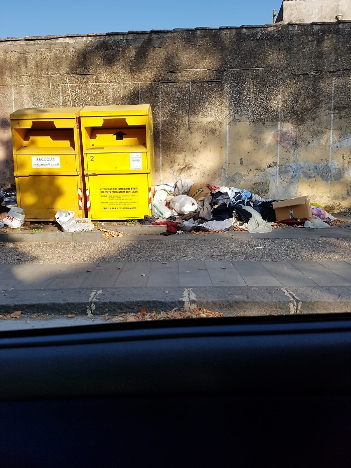 Linguaglossa: contenitori per la raccolta degli indumenti pieni di rifiuti