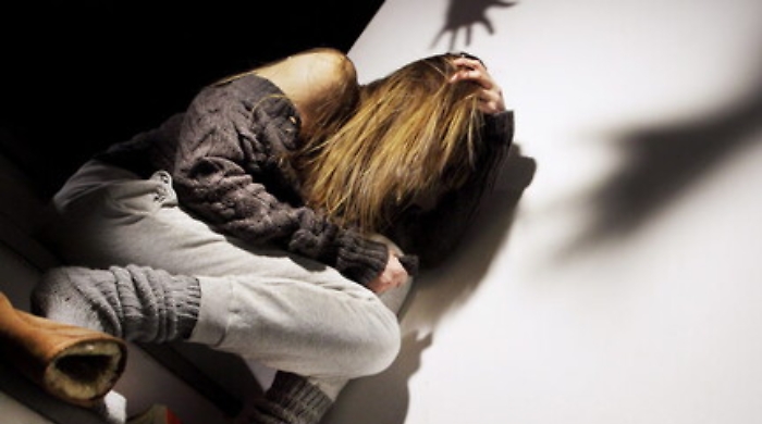 Minacce, botte e gravidanze imposte: 14enne salvata da maresciallo a Catania