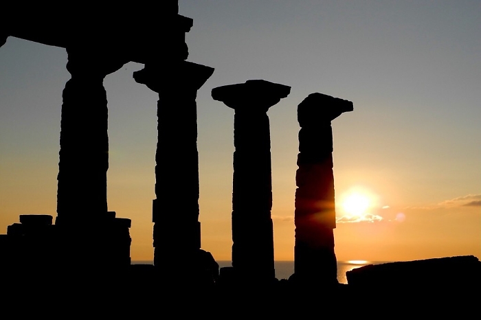 La magia del tramonto al teatro di Selinunte
gli attori di "Troiane" faranno da guida ai visitatori