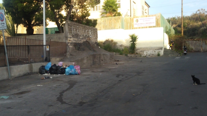 Catania, Via Pernet: rimossi i cassonetti e spunta la discarica