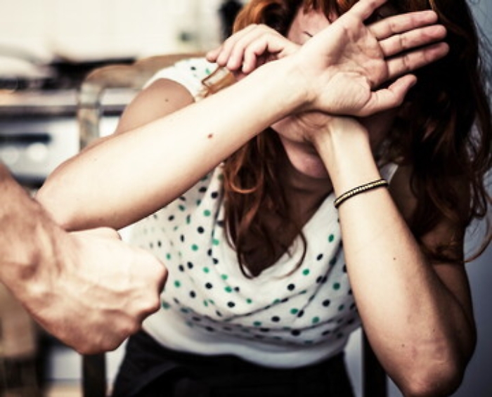 Siracusa, botte alla moglie incinta21enne violento allontanato da casa