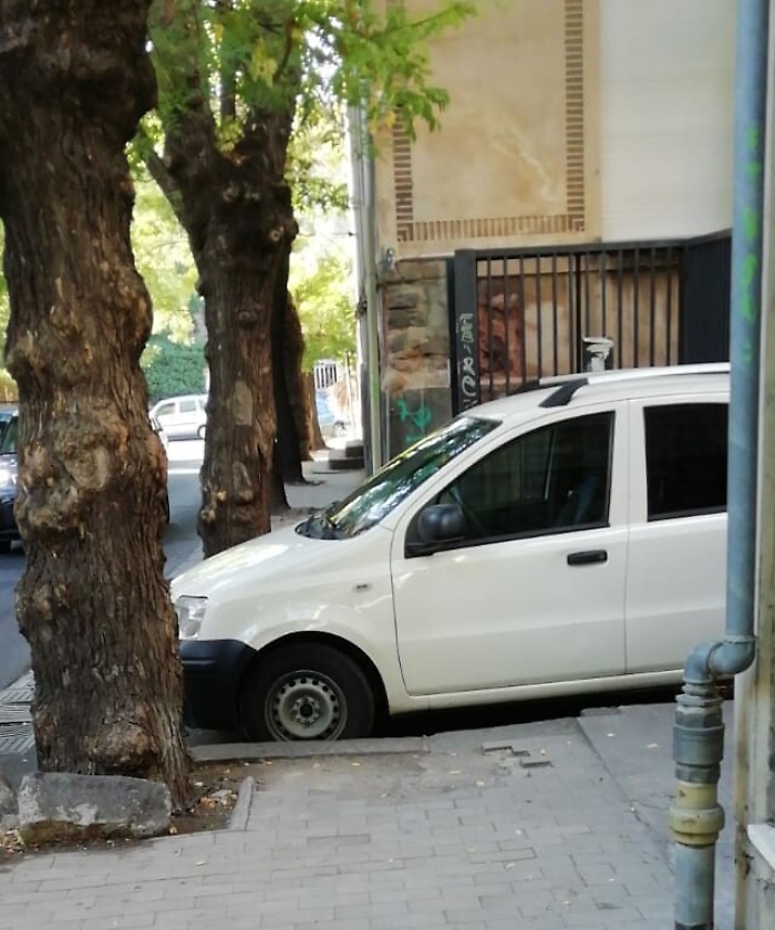 Catania, Via Ipogeo: vita difficile per i pedoni