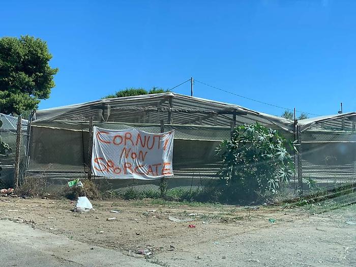 Vittoria (RG) : Scoglitti, strada con cartello ...  anti-discarica.