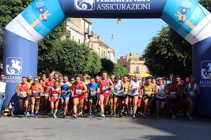 Abdelkrim Boumalik e Liliana Scibetta, firme d'autore alla "1a Maratonina Licata Citt&agrave; di Mare"