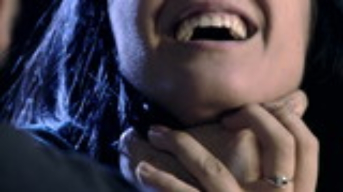 Zafferana, calci e pugni alla convivente e poi tenta di strangolarla